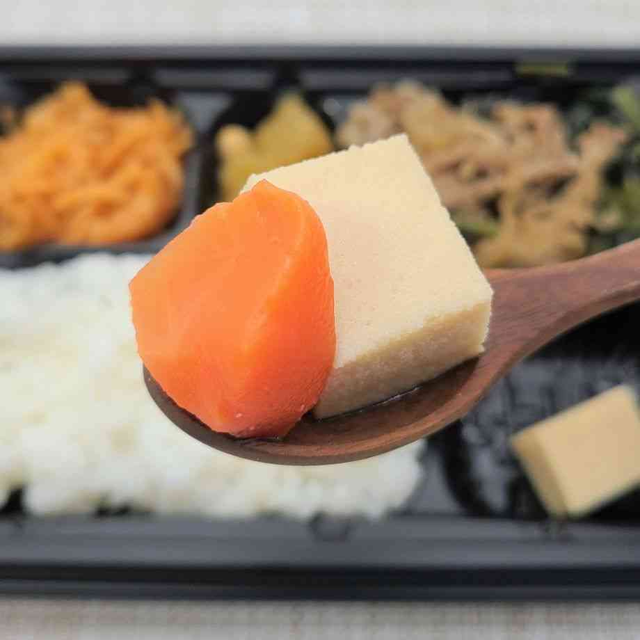 まごころ小箱「牛すき煮・さつま芋と大豆の甘辛煮」の高野豆腐のアップ
