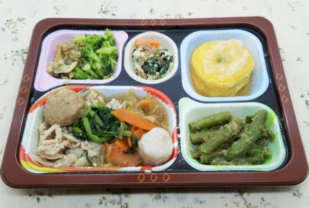 食宅便「塩ちゃんこ」エネルギー229kcal たんぱく質16.4g 脂質8.4g 炭水化物21.6g 塩分2.8g