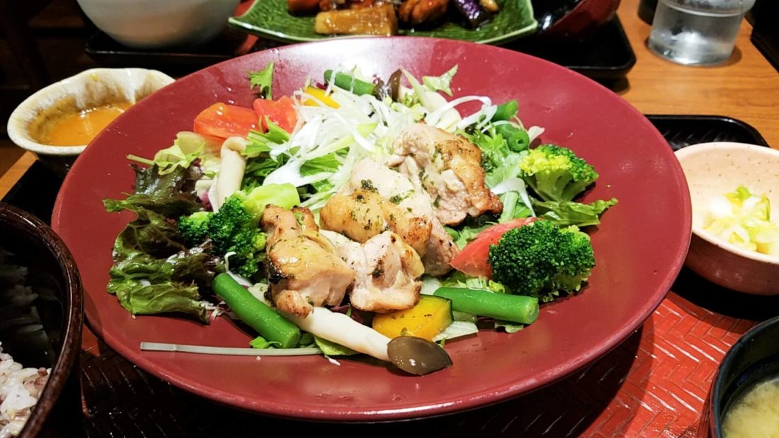 大戸屋のバジルチキンの定食はヘルシーなのか 野菜の定食 五穀ご飯 こせたん宅配弁当