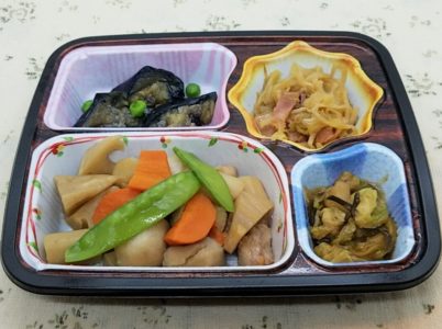 ベルーナ宅菜便「ほほえみ御膳」筑前煮セット・エネルギー300kcalたんぱく質11.0g脂質12.5g炭水化物37.8g 塩分2.7g