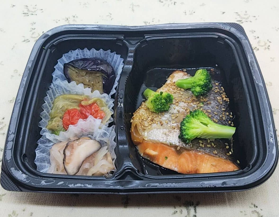 nosh(ナッシュ)の冷凍弁当「鮭のごま風味焼きセット」をいただきました - こせたん宅配弁当