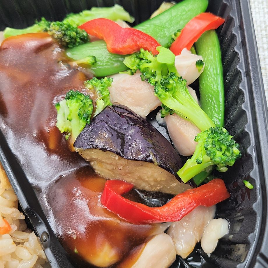 イオン(トップバリュ)の冷凍弁当「鶏肉と野菜の黒酢あんと炊き込みごはん」の野菜