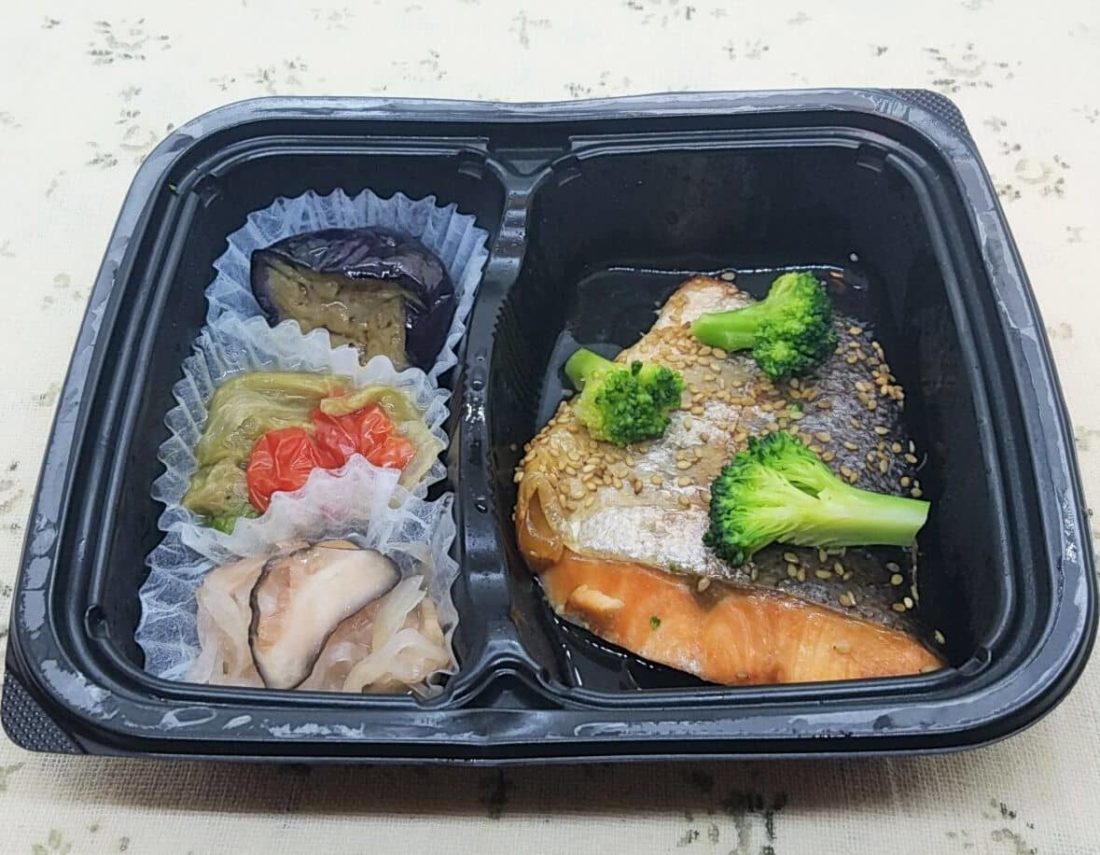 nosh(ナッシュ)の冷凍弁当「鮭のごま風味焼きセット」
