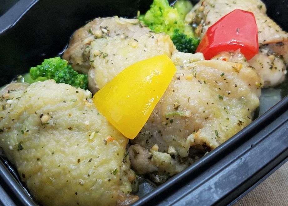 Nosh ナッシュ チキンのバジルオイル焼き 鶏肉がめちゃ大きかったです こせたん宅配弁当