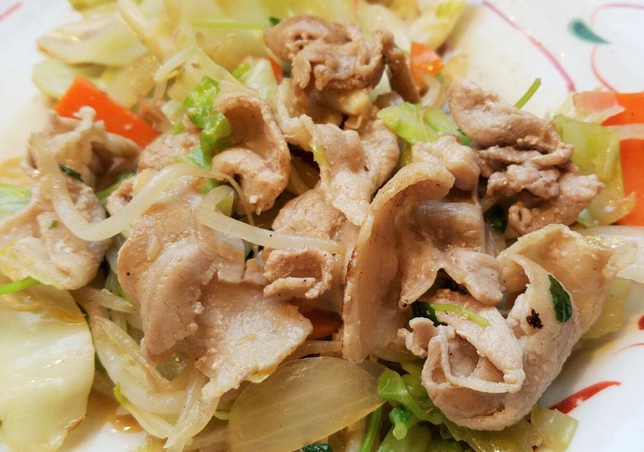 やよい軒の「たっぷり野菜の肉野菜炒め定食」＋もち麦ごはん変更でベジ満足！ - こせたん宅配弁当