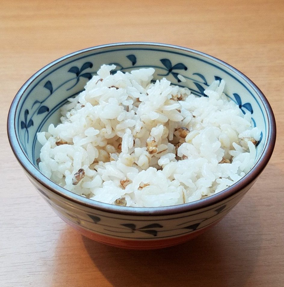 やよい軒の「たっぷり野菜の肉野菜炒め定食」＋もち麦ごはん変更でベジ満足！ - こせたん宅配弁当