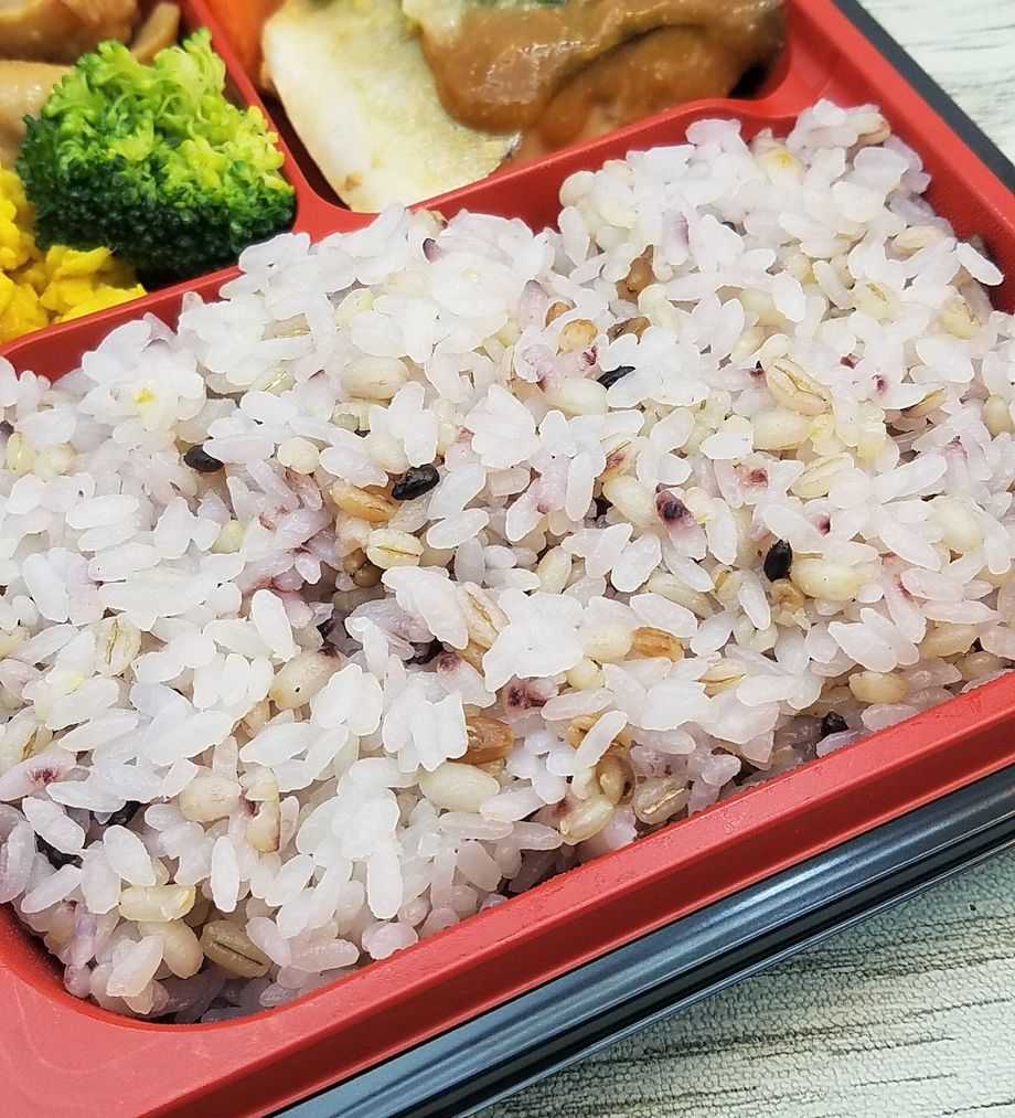セブンミール 日替わり弁当 さばの味噌煮と雑穀入りご飯 も食べました こせたん宅配弁当