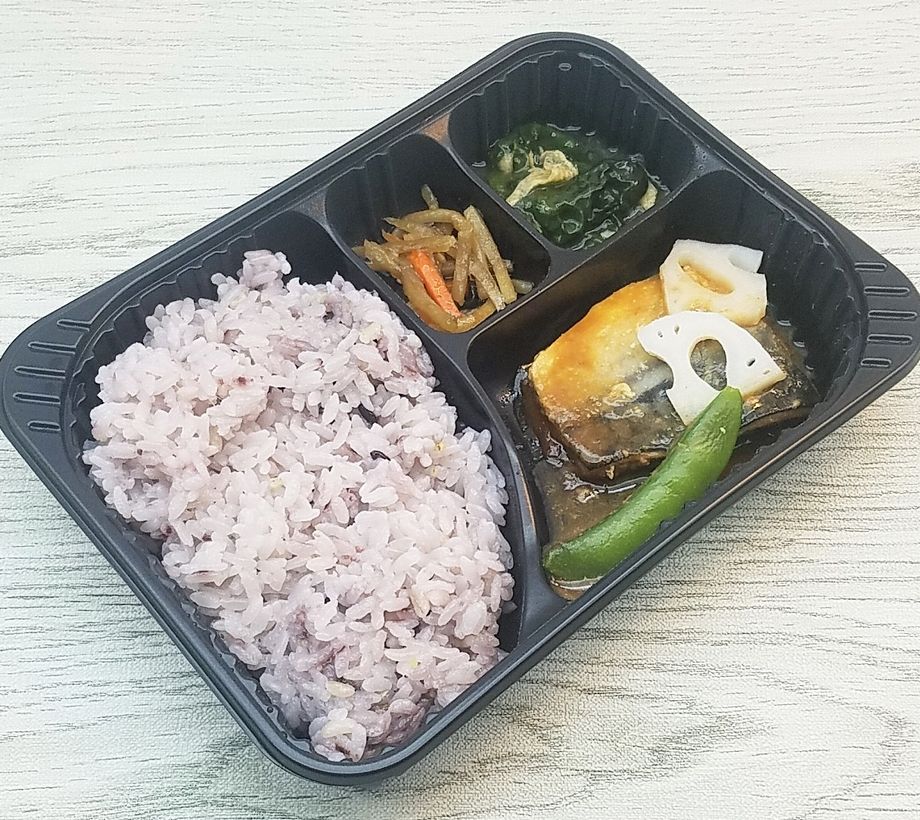 イオン トップバリュ の冷凍弁当 さばの味噌煮と五穀ごはん を食べました こせたん宅配弁当