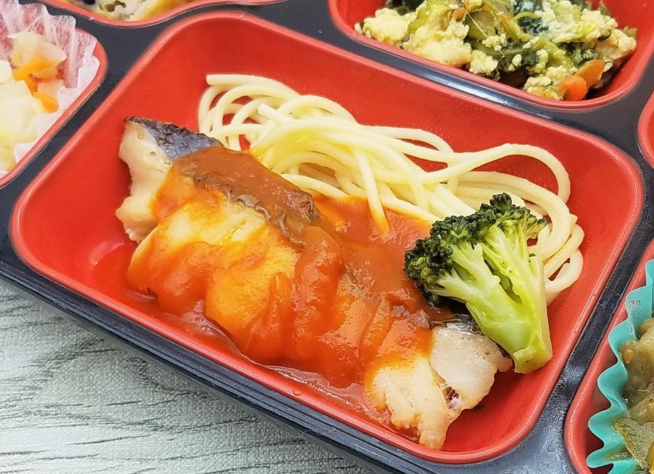 コープデリの舞菜おかず ホキのトマトソース を食べました こせたん宅配弁当