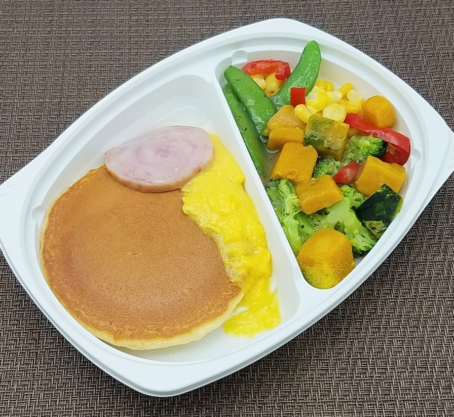 オーマイ よくばりプレートモーニング とろーり卵ソースパンケーキ ５種野菜のホットサラダ こせたん宅配弁当