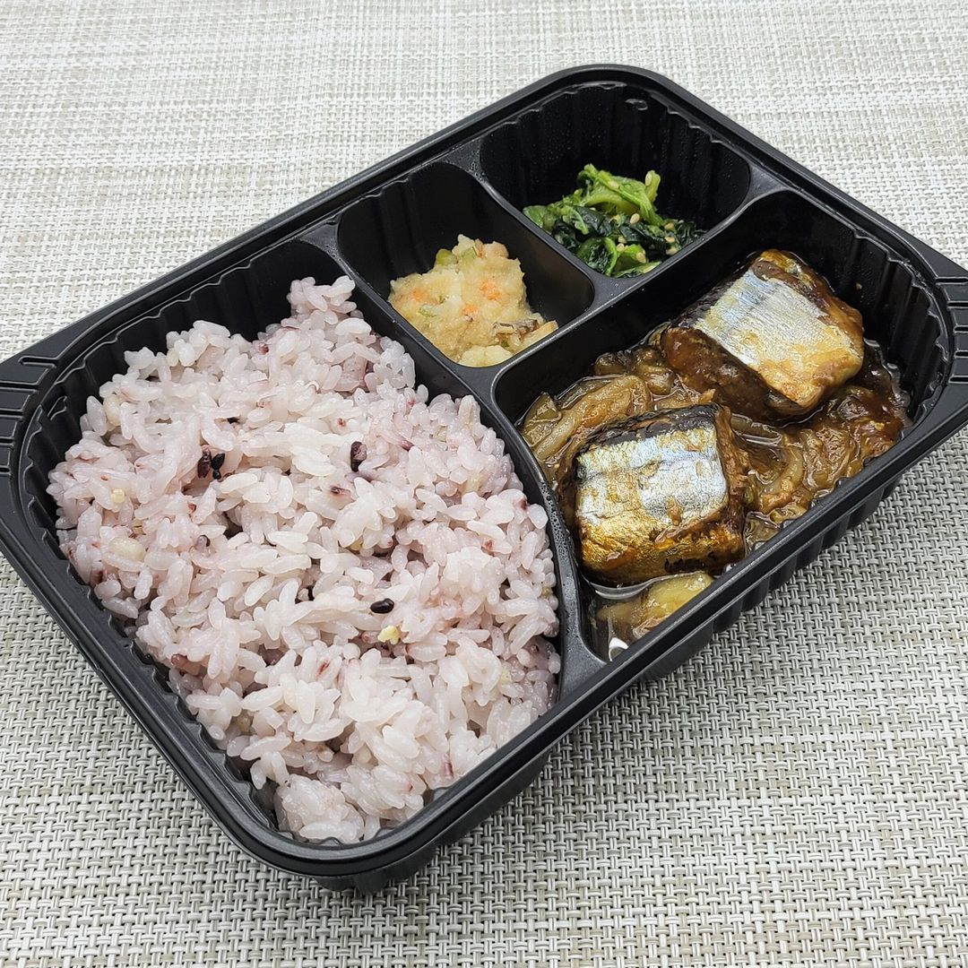 イオン トップバリュ の冷凍弁当 さんまの煮つけと五穀ごはん を食べました こせたん宅配弁当