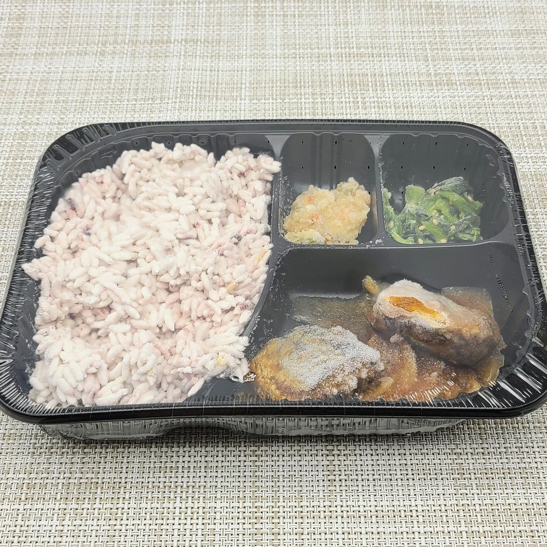 イオン トップバリュ の冷凍弁当 さんまの煮つけと五穀ごはん を食べました こせたん宅配弁当