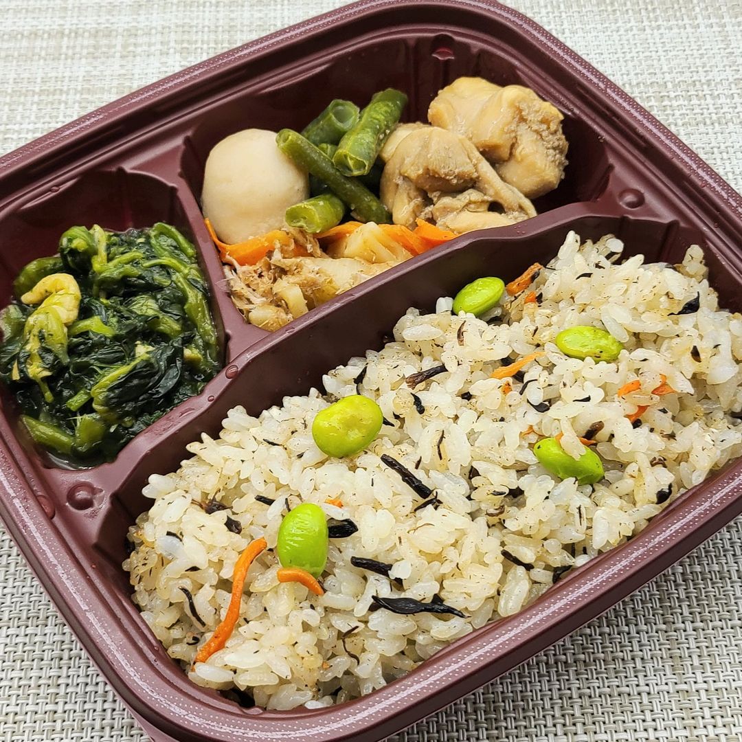 コープの冷凍弁当 からだに思いやり弁当 枝豆入りひじきごはん 鶏肉甘辛煮セット を食べました こせたん宅配弁当