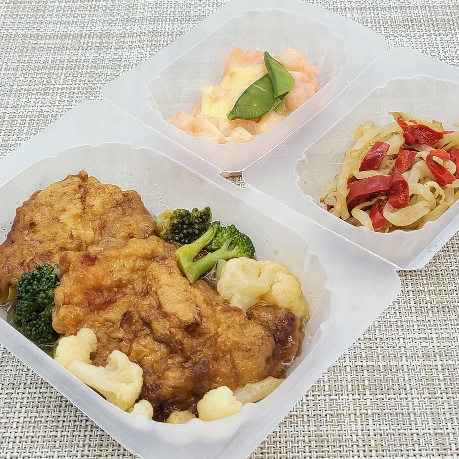 トオカツフーズ おまかせ健康三彩 鶏の唐揚げ甘酢あん を食べました こせたん宅配弁当