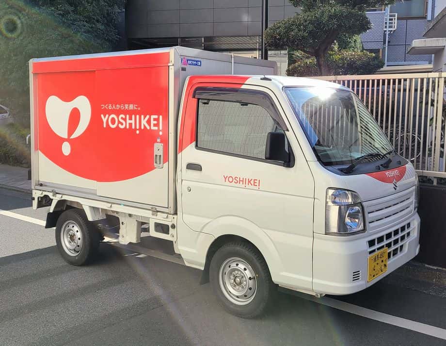 ヨシケイの配達トラックの写真